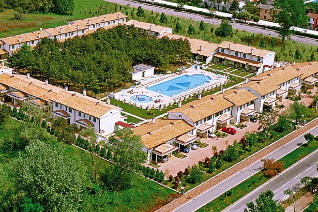 Terraced House In The Ca' Del Pino Holiday Complex With Communal Pool In Μπιμπιόνε Εξωτερικό φωτογραφία